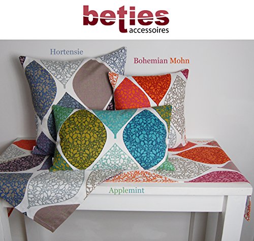 Dekokissen mit Blättern