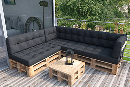 Paletten-Lounge-mit-Tisch